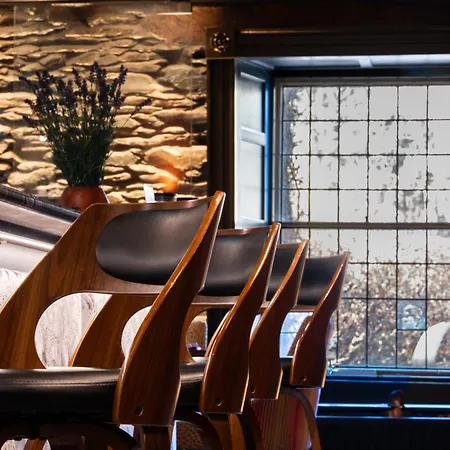 And מלון לייק סייד