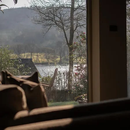 מלון And לייק סייד